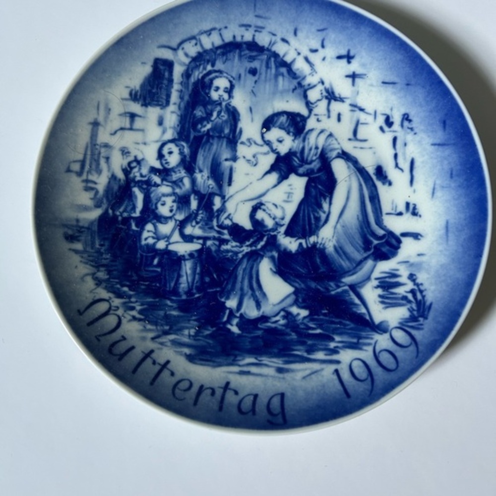 1969 Muttertag  Blue and White Collectors plate -Bavaria , Germany